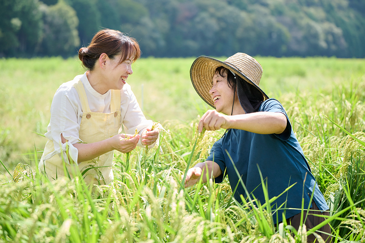 食べること・飲み込むことが難しい人たちに、おうちのごはんを食べさせてあげたい。言語聴覚士の川端恵里さんは、病院・施設で摂食・嚥下（えんげ）障害のある人のリハビリテーションに従事した経験をもとに、嚥下食・介護食の料理教室や出張料理、相談を行うEatCare（イートケア）クリエイトを起業。米生産者の農園若づる・辻朋子さんのアルファ化米粉との出会いで「嚥下食がおいしく豊かになった」と言います。その川端さんに米粉の魅力と可能性を聞きました。