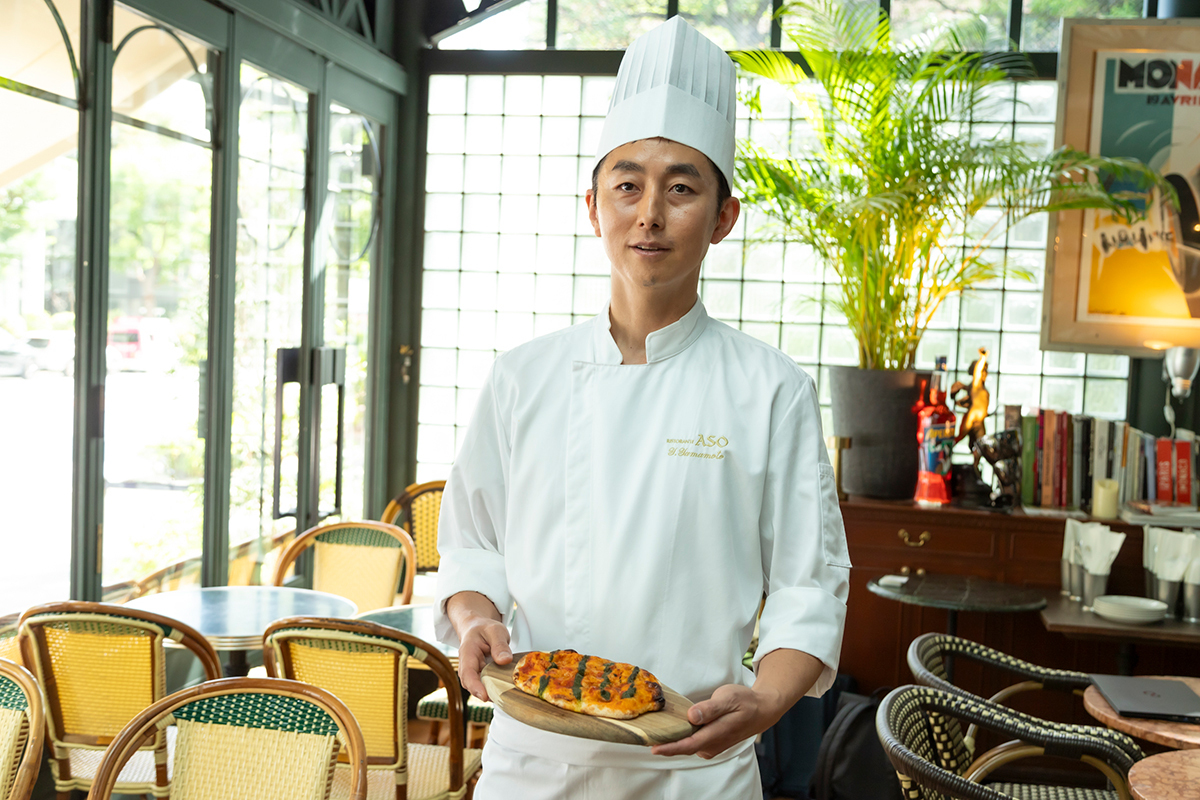 東京・代官山にあるカフェ・ミケランジェロは、株式会社ひらまつ（以下ひらまつ）が手がける、ヨーロッパの雰囲気が漂うイタリアンカフェ。2023年9月のリニューアルオープンで、新メニューに登場した「ピンサ・ロマーナ」は、生地に小麦粉・米粉・大豆粉を使った新ジャンルの料理。ピッツァの祖先とも言われますが、近年、進化を遂げて新たな広がりを見せています。リニューアルオープンから1年、あらためてピンサの独自性を料理長と支配人に語っていただきました。