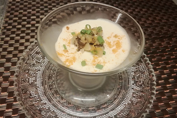 干し椎茸と米粉のムース　からすみパウダーを飾りに