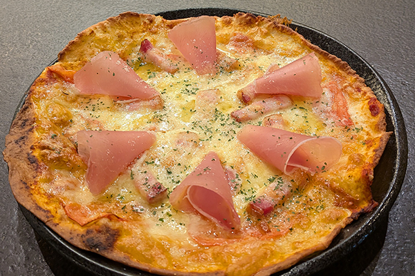ベーコンと生ハムのピザ