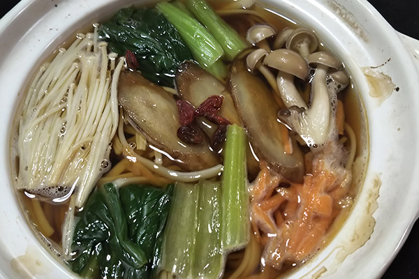 薬膳鍋焼きそば(発芽玄米麺･OrientalVegetarian･五葷抜き)
