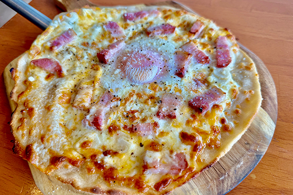 米粉ピッツァカルボナーラ