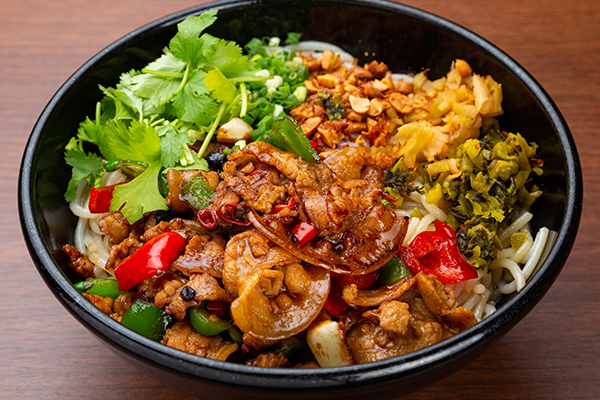 皮付き豚バラと唐辛子炒め乗せミーフン(小炒肉盖码粉)