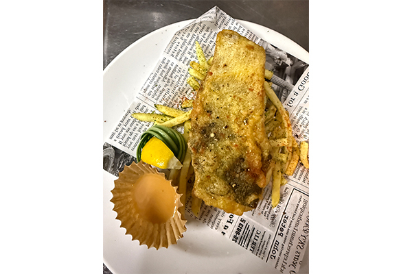 米粉とビール衣のフィッシュ&チップス