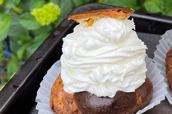 クリームたっぷりシュークリーム