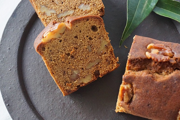 沖縄産黒糖と胡桃の米粉パウンドケーキ ~自家製バニラアイス添え~