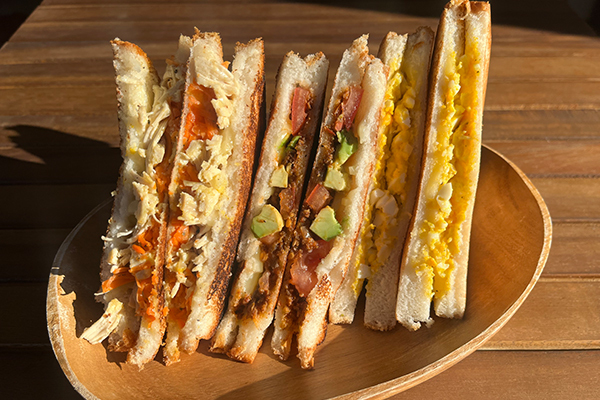 自家製米粉パンのグリルドサンドウィッチ