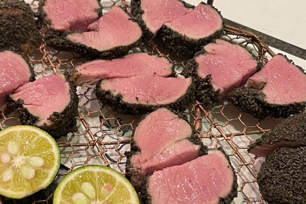 玄米イカ墨豚活(げんまいいかすみとんかつ)