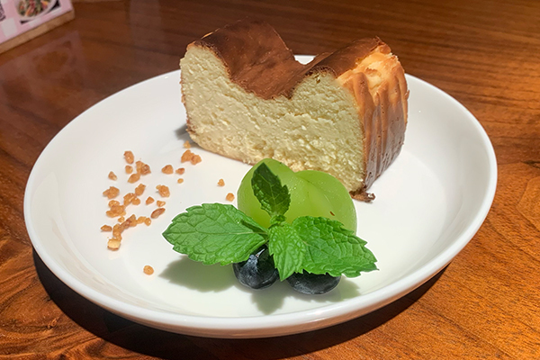 きび砂糖の自家製バスクチーズケーキ