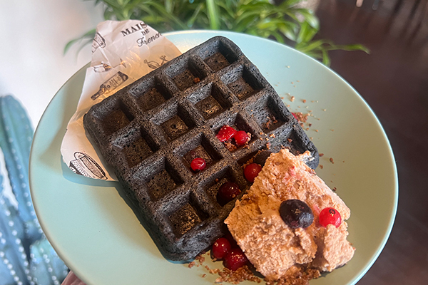 スーパーフードと炭の米粉ワッフル