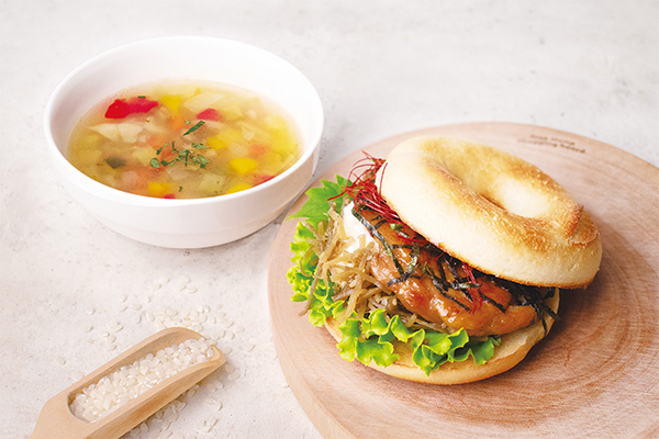 米粉を味わうベーグルサンドイッチとスープのセット