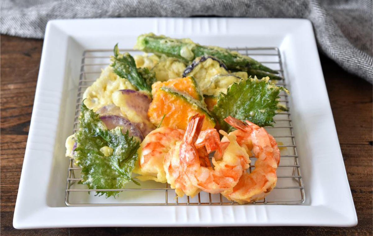 えびや大葉、かぼちゃなどの米粉天ぷらがお皿に盛られている