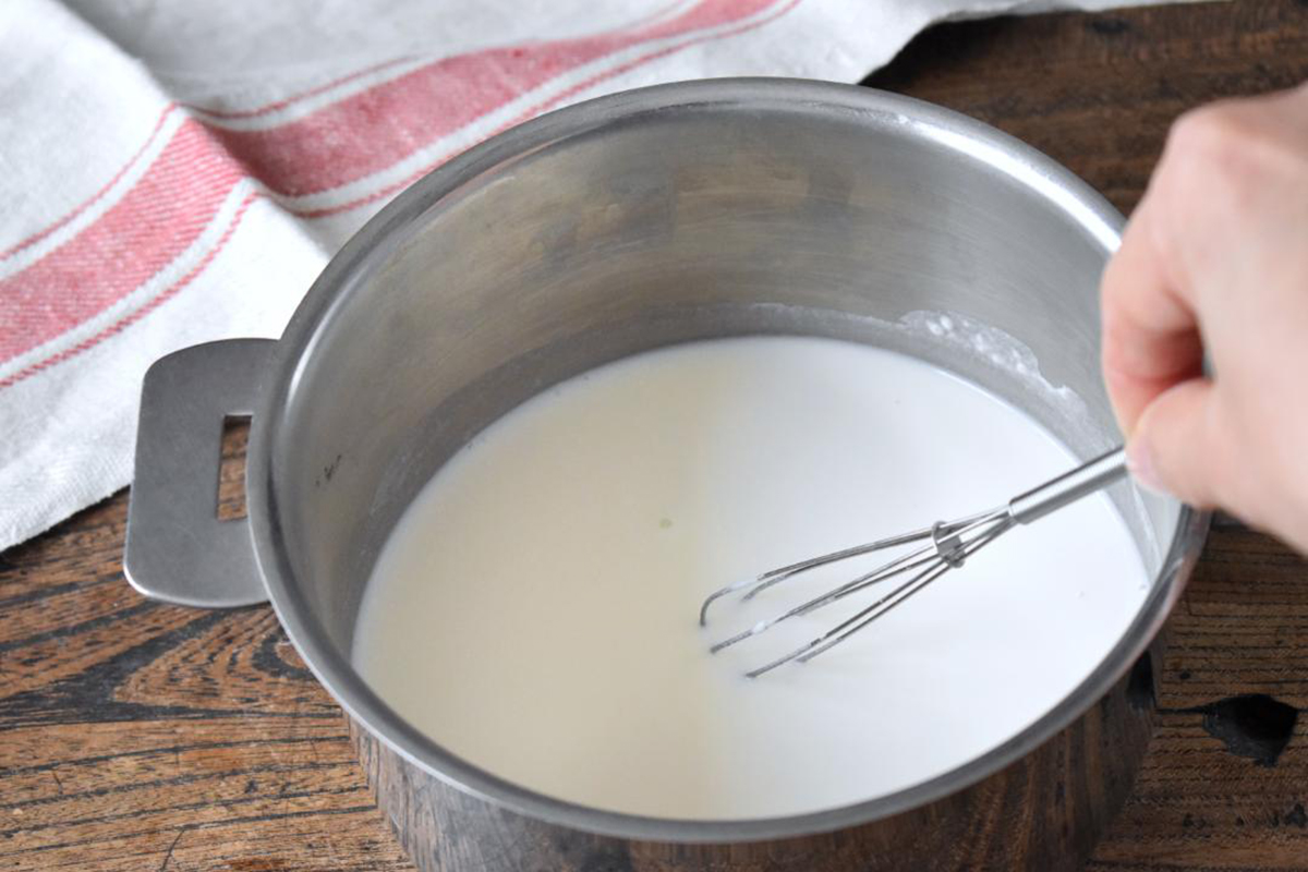 鍋にいれた米粉と牛乳を混ぜる