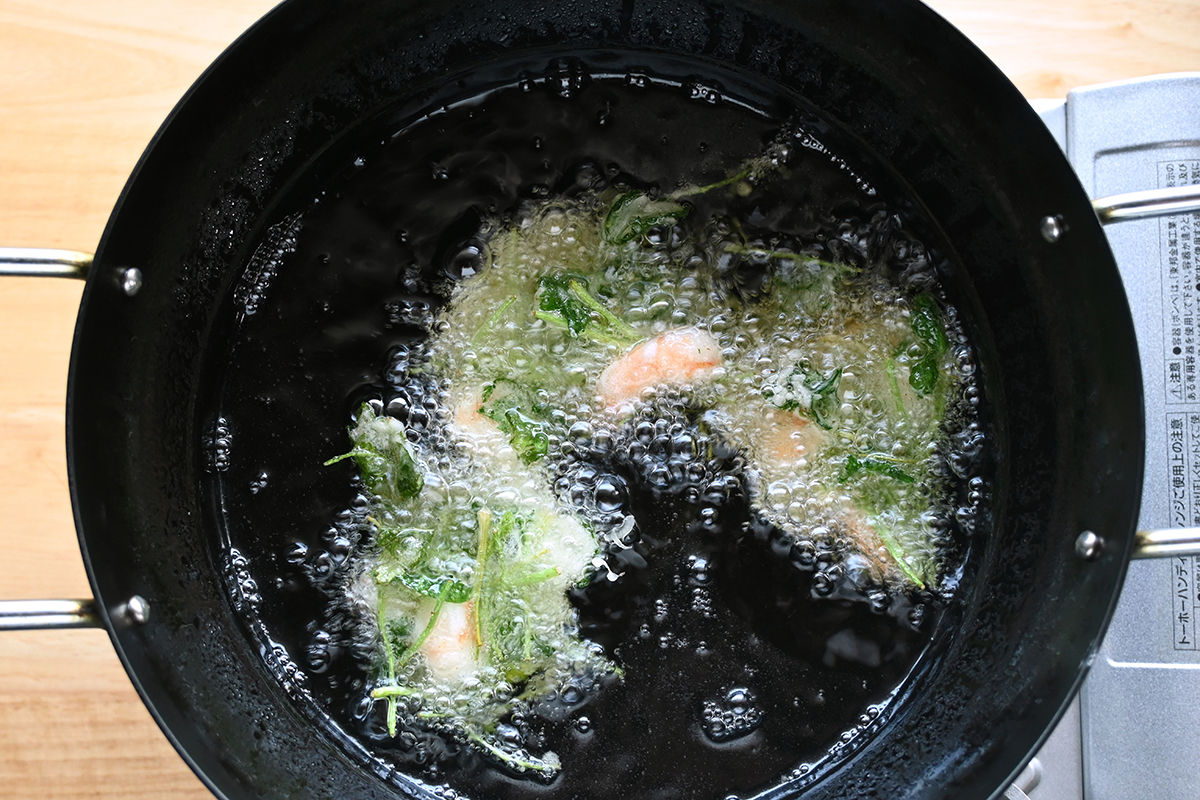 油で揚げる