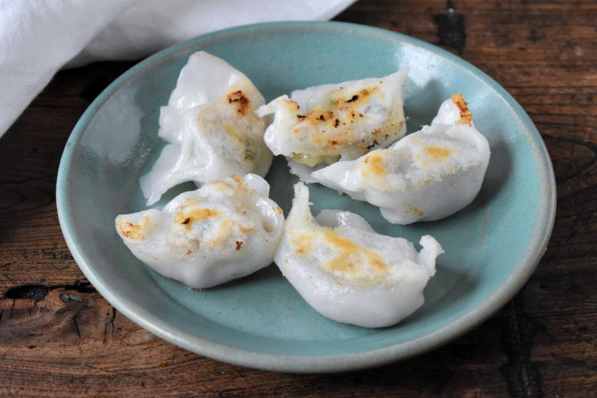 焼き餃子と水餃子で食感の違いを楽しもう