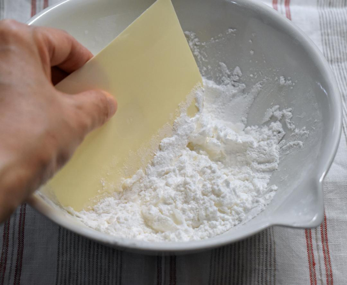 ボウルに材料を入れてこねる