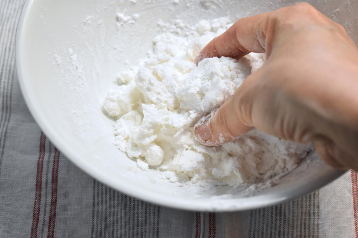 ボウルに材料を入れてこねる