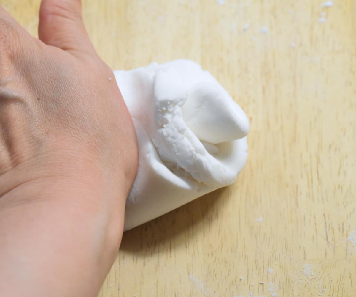 ボウルに材料を入れてこねる