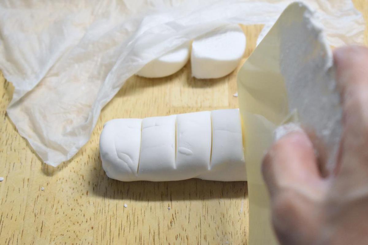 生地を棒状にまとめてカットする